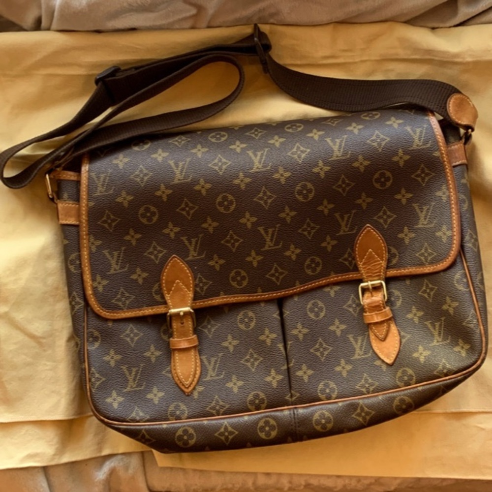 Authentic Louis Vuitton Messenger Bag
